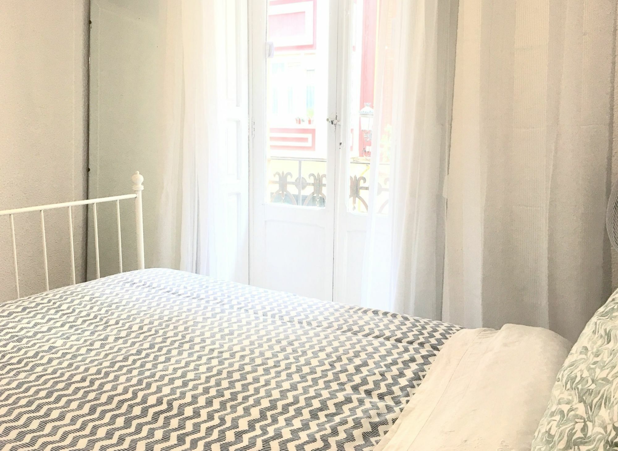 Oyo Ruzafa Guesthouse バレンシア エクステリア 写真